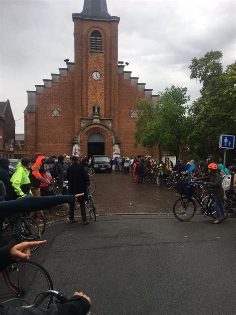 Dominique Plancke On Twitter Une Centaine De Cyclistes Forment Une