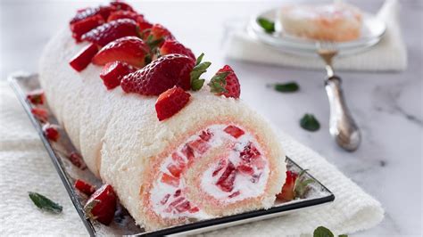 Gâteau roulé aux fraises de Cyril Lignac Ma Pâtisserie