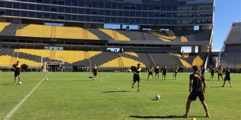 Los jugadores de Peñarol entrenaron por primera vez en el Campeón del Siglo