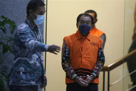 Foto Diborgol Dan Berbaju Tahanan Begini Penampakan Bupati