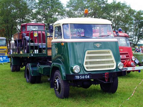 Daf V X Trekker Met Oplegger Beladen Met Renault Oldtimer