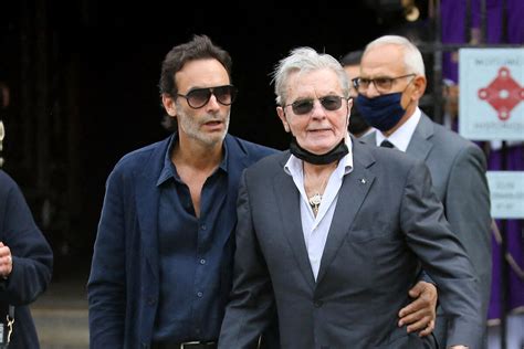 Photo Alain Delon et son fils Anthony Obsèques de Jean Paul