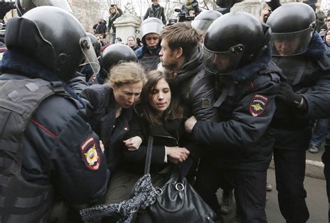 Integrantes do Pussy Riot são detidas em novo protesto em Moscou 24