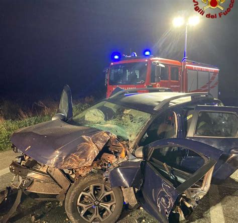 Incidente Di Un Auto Contro Albero Sull Aurelia Due Feriti Terzo