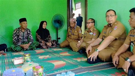 Pj Bupati Mesuji Lampung Takziah Di Rumah Keluarga Guru Korban