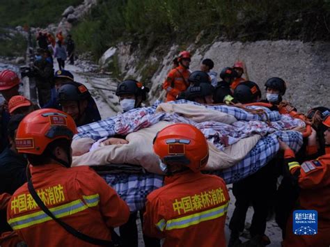 泸定地震：四川森林消防总队甘孜支队全力抢救转移群众和伤员 新华网