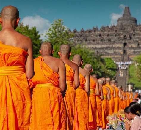 Waisak Ribuan Umat Buddha Pawai Dari Candi Mendut Menuju Candi