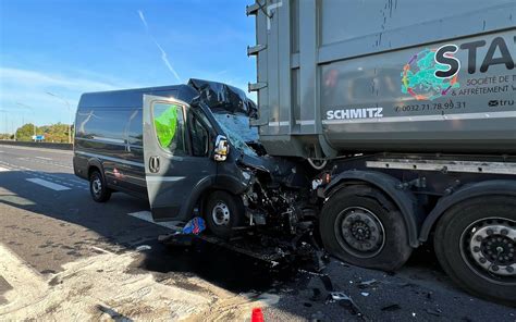 T Dlicher Unfall In Luxemburg Auf A Lieferwagen Prallt Auf Lkw Anh Nger