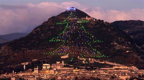 Do Espa O Astronauta Acende A Maior Rvore De Natal Do Mundo Isto