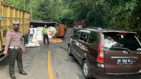 Tak Kuat Menanjak Truk Muatan Gula Terbalik