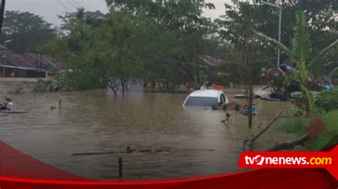 Banjir Bandang Perum Dinar Indah Meteseh Semarang Capai Meter