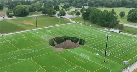 Un Trou Géant Se Forme Sur Un Terrain De Foot Et Ce Nest Pas Un