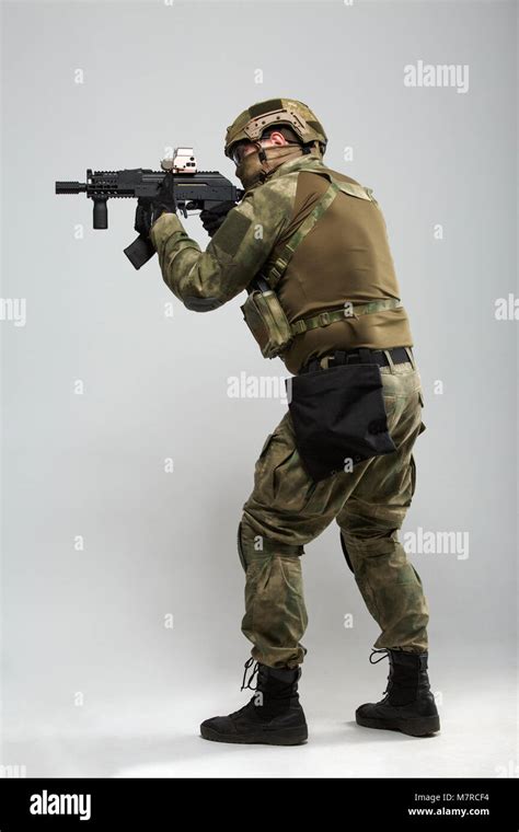 Imagen de hombre con la pistola apuntando militar Fotografía de stock ...