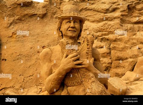 Crocodile Sand Sculpture Hi Res Stock Photography And Images Alamy