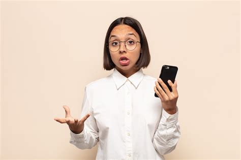 Joven Latina Boquiabierta Y Asombrada Consternada Y At Nita Con Una Sorpresa Incre Ble Foto