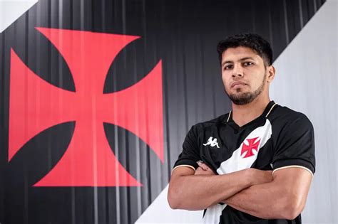 Robert Rojas aparece no BID da CBF e está apto para jogar pelo Vasco