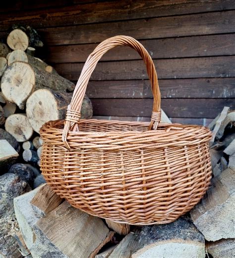 Medium Traditional Deluxe Willow Shopping Picnic Basket Scandinavian