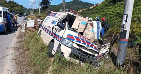 Doktor Jururawat Cedera Ambulans Terbabas Masuk Longkang Berita Harian