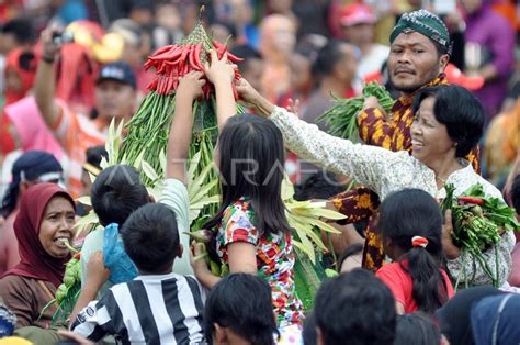 TRADISI GREBEK GETHUK ANTARA Foto