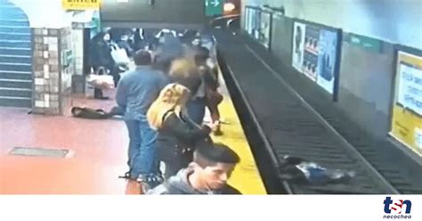 Video Un Hombre Se Desmay Y Empuj A Las V As Del Subte A Una Mujer