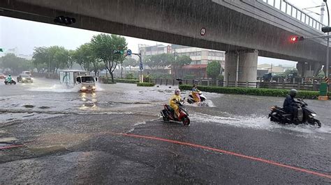 屏東下午時雨量破百毫米道路積淹水 居民驚呼「好像颱風」 生活 自由時報電子報