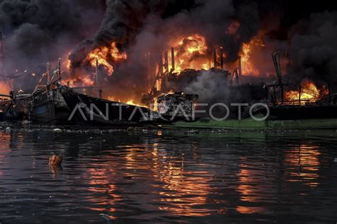 Kebakaran Kapal Di Pelabuhan Muara Baru Antara Foto