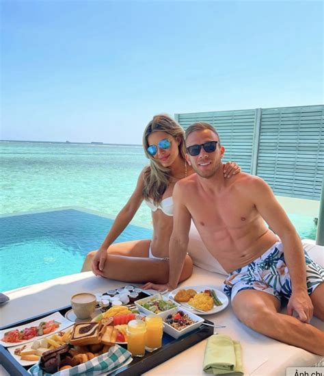 Hình ảnh bạn gái thích bikini tí hon đốt mắt người xem của tân binh