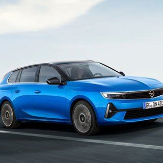 Opel Astra Sports Tourer Electric (2023) vs Volkswagen ID.5 Style (2022 ...