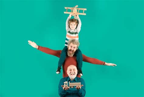 Tres Generaciones Diferentes Edades Abuelo Padre E Hijo Hijo Jugando