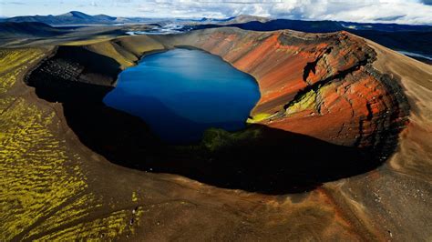 The crater lake of an extinct volcano - Chungarata, Chile [1920x1080] /u/hocktag : r/ImagesOfEarth