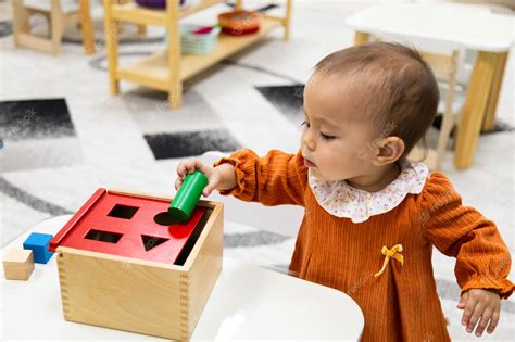 Niño Pequeño Jugando Con La Caja De Formas Montessori Imbucare Foto