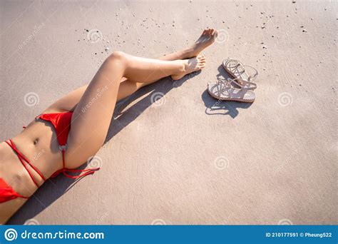 Mujer En Bikini Rojo Toma El Sol En La Playa Imagen De Archivo Imagen