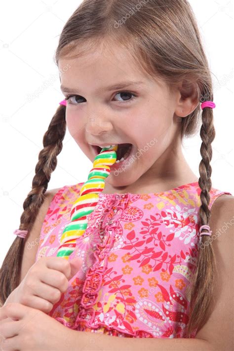 Nina Chupando Paleta Ni A Con Trenzas Chupando Paleta Foto De Stock