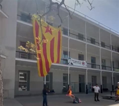 Radicales Separatistas Despliegan Una Gigantesca Estelada Y Queman