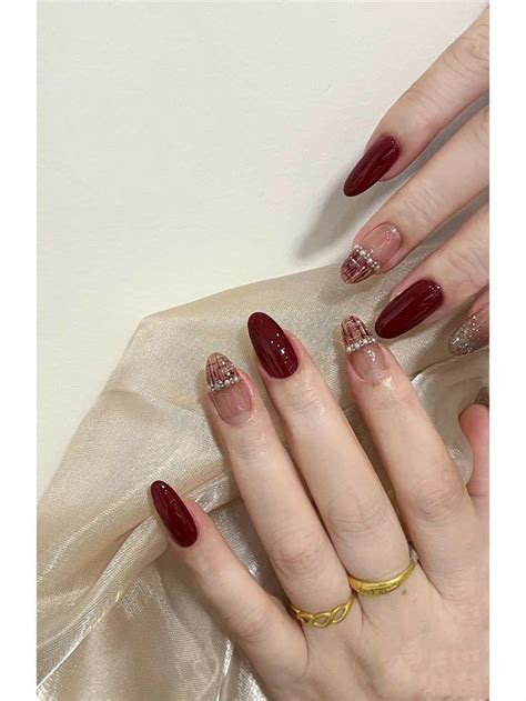 Inspirasi Nail Art Nuansa Maroon Yang Cantik Nan Elegan