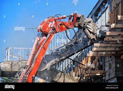 Antiguo Edificio De La Demolición De Un Puente Nuevo Fotografía De Stock Alamy