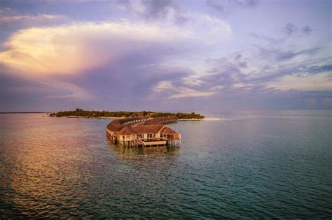 Paisagem de viagem aérea do pôr do sol na ilha das maldivas resort de