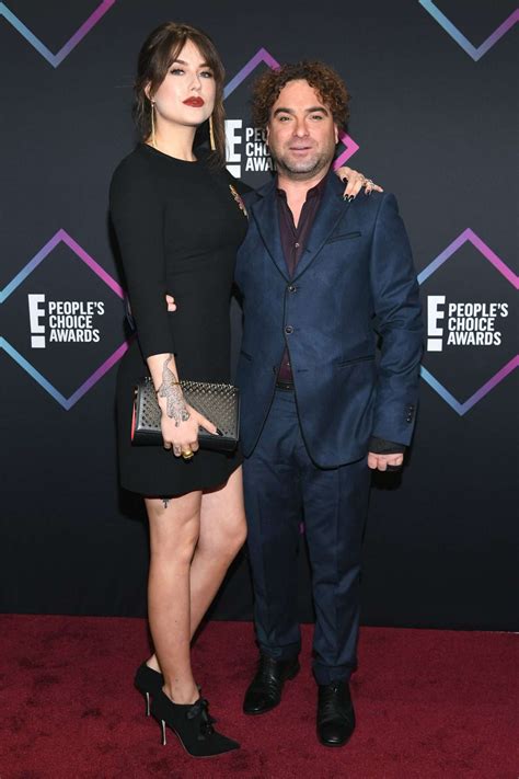 People S Choice Awards Johnny Galecki Attends With Girlfriend