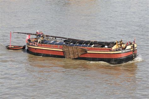 Thames sailing barge 'Daybreak'. | Canary wharf london, River thames ...