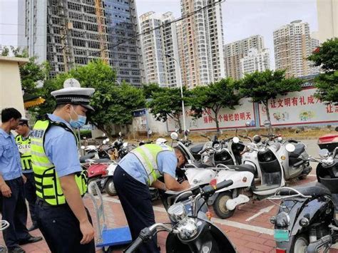 男子骑电动车被查，c1驾驶证被当场吊销，交警：不止你一人这样做摩托车