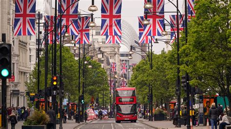 London’s Coronation Countdown: Travelers Arrive, Others Flee - The New ...