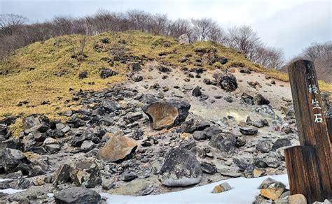 Pedra Da Morte Se Parte Em Dois No Jap O E Libera Esp Rito Maligno