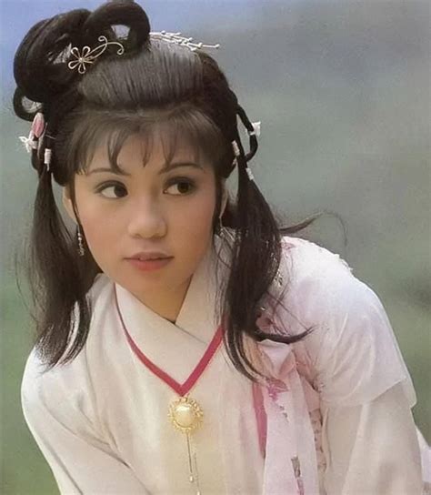 看了翁美玲的春夏穿搭，才明白：再过30年，你穿衣也不如她时髦白色上衣黄蓉