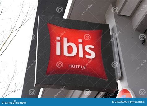 El Hotel Ibis Firma El Logotipo Rojo De Texto Marca En La Entrada Del