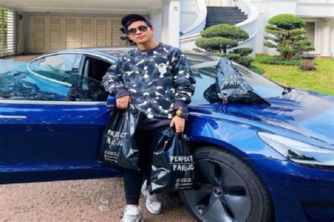 Indra Kenz Beli Mobil Tesla Rudy Salim Seharga Rp1 3 Miliar