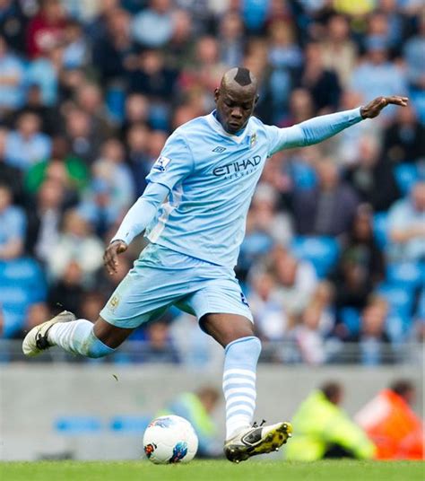 Mario Balotelli Striker For Manchester City Football Club Futebol Ingles Futebol Desporto