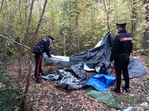 Spaccia Nel Bosco All Arrivo Dei Carabinieri Fugge A Piedi Ma Va A