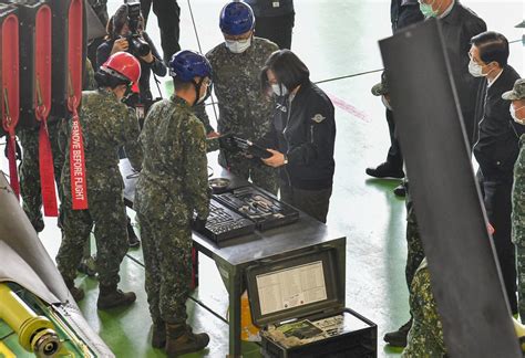 總統蔡英文（前左2）15日前往台南視導陸軍飛行訓練指揮部，特別進入保修模擬器棚廠，了解保修人員訓練過程。 圖：中央社 新聞 Rti