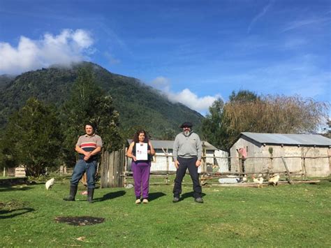 Familias de Cochamó y Río Puelo reciben en su hogar su título de