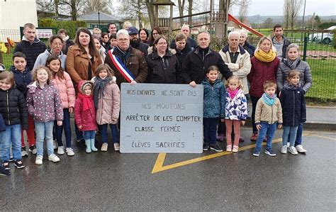 Parents et élus luttent contre la fermeture dune classe à Saint Aubin